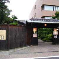 ラ・グランターブル ドゥ キタムラ - 白壁の住宅街にある趣ある入り口