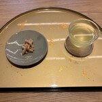 Savor the Matcha - 抹茶準備中の水出し茶とお茶請け