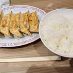 宇都宮餃子館 - ニンニク餃子とライス普通盛