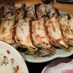 中国屋台料理 大龍 - チェーン店の餃子に比べてお値段からしてもちろん大きめで１皿分増やして大正解！ややニンニキー控えめな？餡から肉汁とまではいかずも、旨味あっていいっすねえ。横浜駅界わいの選択肢が増えて良き！
