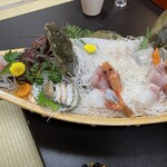 和造りの料理と湯の宿 かず美 - 船盛料理（伊勢海老、鮑、鮃、勘八、鯛、ボタン海老）