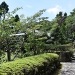 きむら屋 - お店の向かう小道（2014年8月）