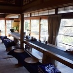 きむら屋 - 1本の木でできたカウンター席