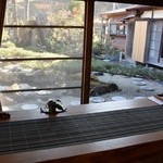 きむら屋 - 庭を眺めるカウンター席