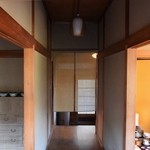 きむら屋 - 店内から玄関を望む