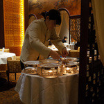 筑紫樓 - ふかひれ姿煮をテーブルサイドで取り分け 2015.1.x