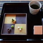 サービスのお抹茶用のお菓子