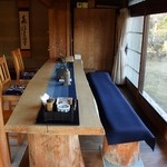 きむら屋 - 東向きカウンター席（テーブル席）