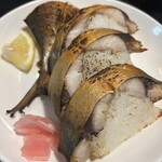 居酒屋いなか - 清水サバの焼き姿ずし　ハーフなんですが圧巻サイズ　１本頼まなくてよかったｗ　ご飯の焦げがすばらしい