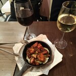 肉と石釜ピザのイタリアン Pizzacozou - 骨なしスペアリブ＆赤・白ワイン