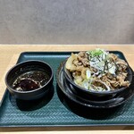 はなまるうどん 肉店 - 料理写真:この距離からでも脂と辣油ににおいしかしない！笑