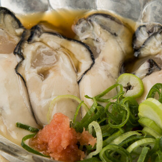 糸島直送の鮮度際立つ生牡蠣。旬の味覚を味わえる一品料理も