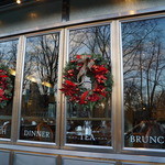 Sarabeth's - 年末　リースが飾られていた。