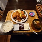 Yo-shoku OKADA - メニューを拝見し

●広島産大粒牡蠣フライ定食（3Lサイズ5個）1,980円

を注文してみた

1年前よりも100円高くなっていて
どんどん物価高騰で、ジワジワと上がり続けているなあ