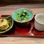 天婦羅と刺身 板前料理 魚天 - お通し　真ん中は菜の花の胡麻和え