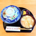 やぶ善 - 提供時は色鮮やか。