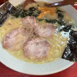 壱発ラーメン 八王子本店 - 普通ラーメンでもこのお値段(750円)で、この豪華さ！海苔は早めに沈ませていただきます(*^o^*)
