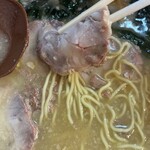 壱発ラーメン 八王子本店 - チャーシューは、そのまま食べて、沈ませてからも美味しくいただけます♪- ̗̀ ( ˶'ᵕ'˶) ̖́-