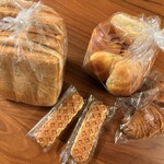 大松ベーカリー - 左から食パンの耳又は切り落としパック、中央下、原宿ドッグ、右上　ロールパン1パック、右下　クロワッサン