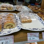 大松ベーカリー - 店内陳列棚の原宿ドッグ