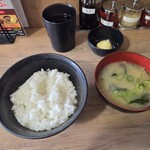 伝説のすた丼屋 - 先出しのマヨネーズ、ご飯、味噌汁