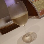 壁の穴 ヨドバシ池袋店 - 白ワイン 200yen (HAPPY HOUR !!)