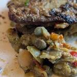 Trattoria Tabule - 中の焼きサラダ。オリーブ、ケイパー等でさっぱり。結構ボリュームあります。