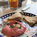 Trattoria Tabule - ビーツのフムスと焼きたてピタパン　ピタパンふわふわ！フムスはクミンとオリーブオイルの香りでうっとり。