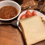大松ベーカリー - 自宅にてレトルトカレーなどと共に昼メシで食す食パンの耳