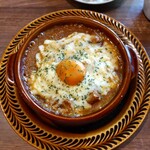 カラダよろこぶカフェ poca poca - 焼きカレー￥1880。熱々、スパイシーなカレーたっぷりにチーズがとろけて美味しい。途中で黄身を割ってまろやかに。