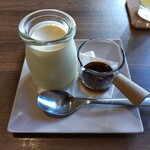 カラダよろこぶカフェ poca poca - 濃厚プリン￥450。今はお休みしているみたい。お好みで黒糖カラメル、かけなくても良い甘さ。スプーンを入れた感じはしっかりだけど、食べると柔らかい。