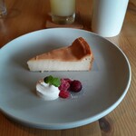 カラダよろこぶカフェ poca poca - チーズケーキ￥450。みっちり濃密、チーズのコクを感じて美味しい。