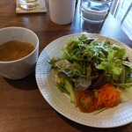 カラダよろこぶカフェ poca poca - 下の写真の焼きカレーに付くサラダ、スープ。ドリンクも付きます。