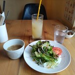 カラダよろこぶカフェ poca poca - 下の写真のカレーに付くサラダ、スープ、ドリンク