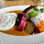 カラダよろこぶカフェ poca poca - スパイスカレー(チキン)￥1780、目玉焼き(＋￥220)トッピング