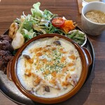 カラダよろこぶカフェ poca poca - シェフの気まぐれランチ(スープ、ドリンク付)￥1980。ツイカラ(唐揚げ追加２個)￥440