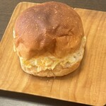 峰屋 - 自作の卵サンド。たまごを1.5個はさんでみました。