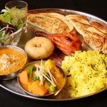 ロティボティ - Season Special Lunch Set 9/1～9/30グリーンサラダ・タンドリーチキン・ワダ(南インドの豆のドーナツ)・サンバル(豆と野菜のカレー)・チキンとココナッツのカレー・レモンライス・ポロタナン・1,250yen