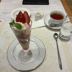 資生堂パーラー サロン・ド・カフェ - イチゴのパフェと紅茶