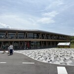 道の駅おおえ「コラマガセ」 - 施設外観。木をふんだんに使ったとても素敵な建物♪(2025年夏に撮った写真です)