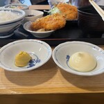 丸富食堂 - 追加〜！カラシとマヨきました　頼んでおいてなんですがマヨはまだしもそんなにカラシは使えませんでした