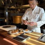 中国菜 Guu - 宮谷シェフがお店のスペシャリテのスワンを作られています