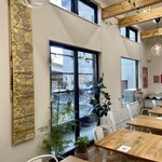 Ron Gyoza Cafe - 明るい店内