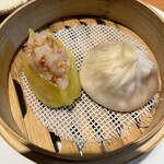 中国菜 Guu - 左→帆立と海老の蒸し餃子　右→握りたての小籠包
