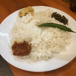 バングラキッチン西千葉 - ナス、トマト、じゃがいものボルタは、どれもクセがないので喰べやすく、素材のおいしさで白メシをたらふく喰わせるヤツ