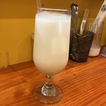 バングラキッチン西千葉 - ラッシーは、乳飲料のようなサラッとしたヨーグルトドリンク。
      最後に出してくれるのが地味に嬉しい。