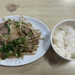 大勝軒 - 小皿料理のレバニラ（350円）、半ライス（100円）