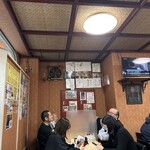 大勝軒 - 店内。有名人のサインも飾られています！