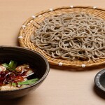 ホルモンとにらのつけ汁そば