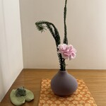 鮨 一二郎 - 5月なのでカーネーションの室礼。